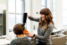 Les avantages d&rsquo;un sèche-cheveux à technologie infrarouge pour des cheveux plus sains