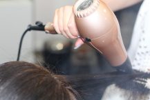 Les différences entre un sèche-cheveux ionique et un sèche-cheveux ordinaire