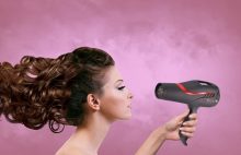 Comment utiliser un sèche-cheveux pour lisser vos cheveux sans fer à lisser