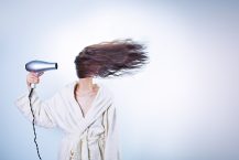 Comment utiliser un sèche-cheveux sans endommager vos cheveux